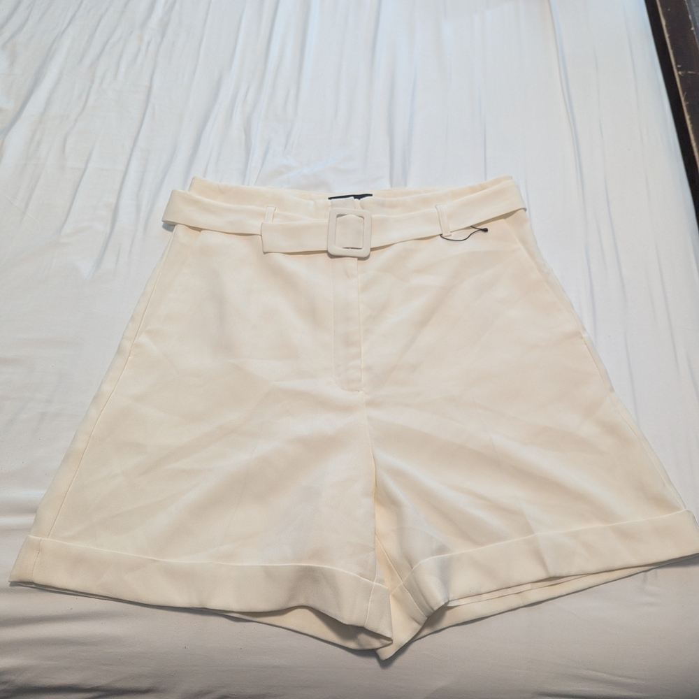 Express Cream Bermuda Shorts Tailored Mid-Thigh